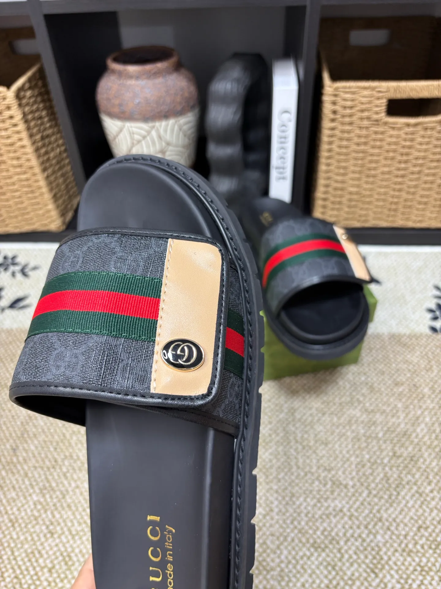 Factory 💰 300 yuan Gucci slippers] high-end men's shoes brand official website 1:1 latest masterpiece: original mold customization, the fabric is made of imported original materials, upgraded outsole, lighter and non-slip. The market's top quality, simple yet tasteful, a must-have for fashionistas, fashionable at your feet, full of confidence, the same style at the counter 👍The season of summer slippers is here. Code: 38-45 (45 customized)